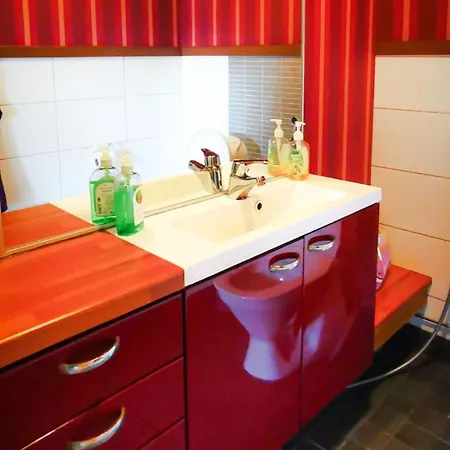 Luksushuvila Louhosjaerven Rannalla